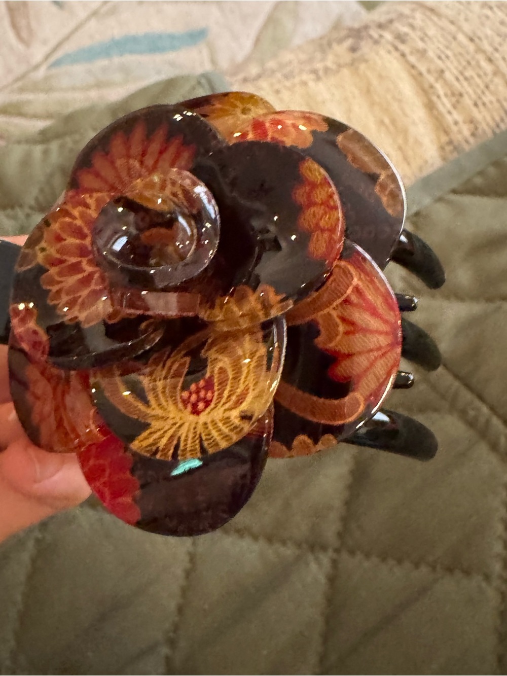 COCOLUCK Floral Camellia Hair Clip in Black and Red - Picture 3 of 6